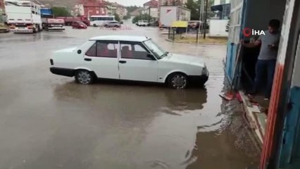 Afyon haber: Sandıklı'da sağanak yağış...10 iş yerini su bastı