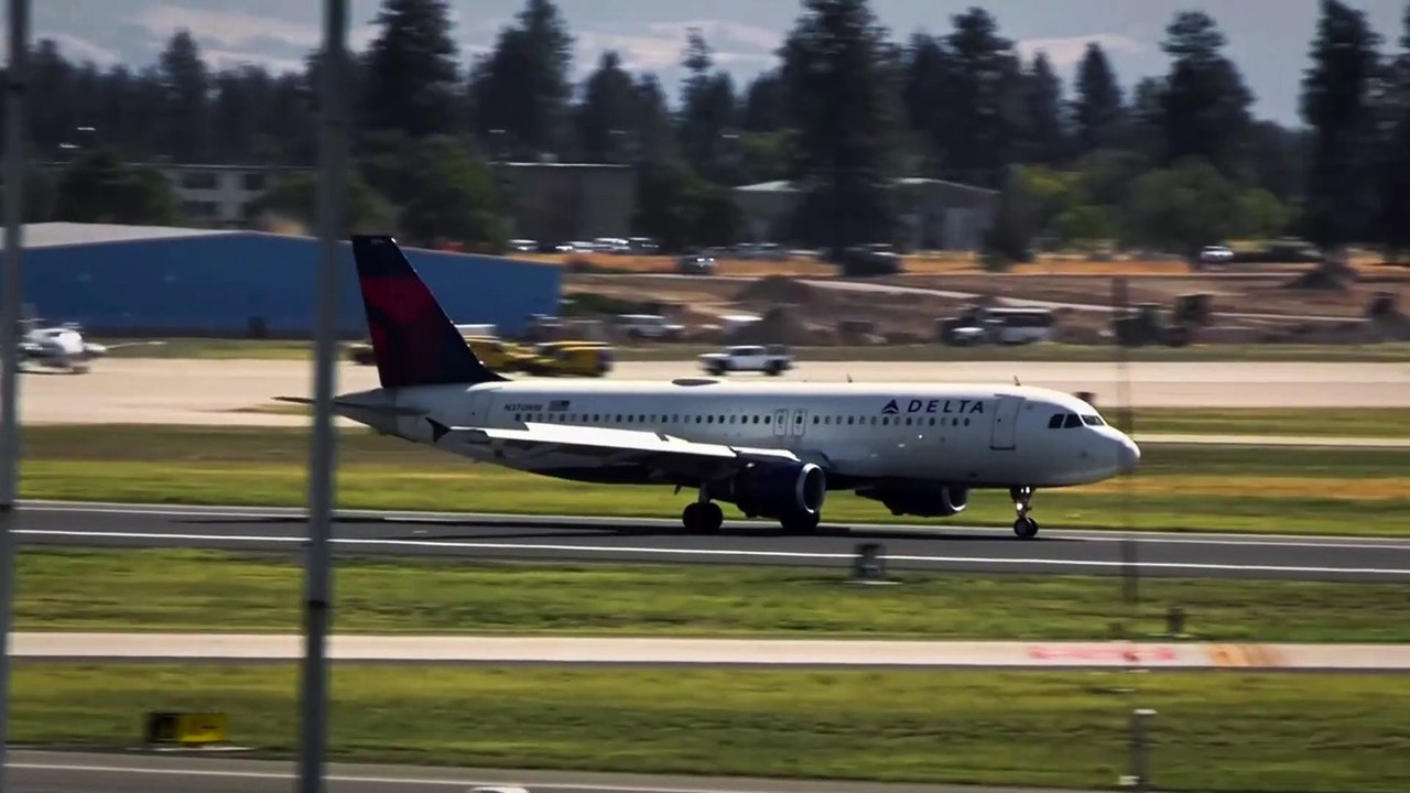 Airplane Airport Aircraft Plane Landing Runway