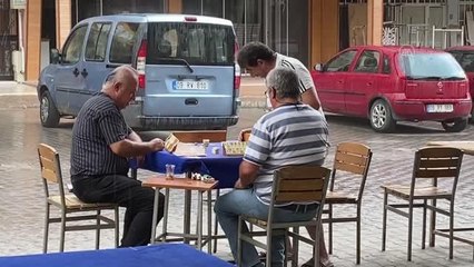 Yağmura rağmen okey oynamaya devam ettiler