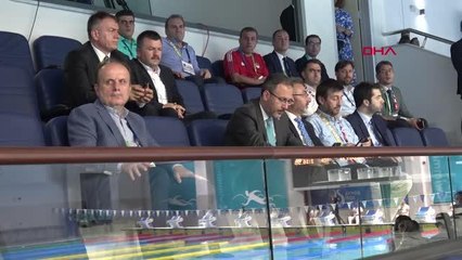 SPOR Bakan Kasapoğlu, yüzücülere madalyalarını verdi