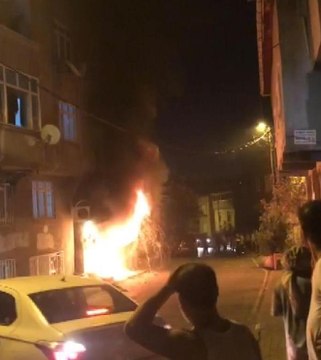 Son dakika haber | İSTANBUL-GAZİOSMANPAŞA'DA SOKAKTA SİLAH SESLERİ YANKILANDI; ATEŞE VERİLEN DÜKKAN ALEV ALEV YANDI