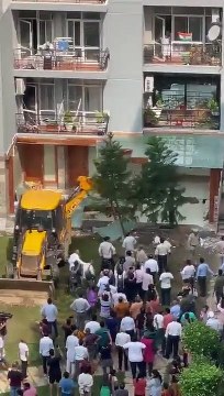 சொந்த கட்சியா இருந்தா என்ன? பெண்ணை தாங்கிய பாஜக புள்ளி வீட்டுக்கு புல்டோசர் அனுப்பிய யோகி