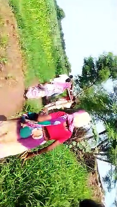एंबुलेंस तक मरीज को पहुंचाने 3 किमी खटिया पर रख...