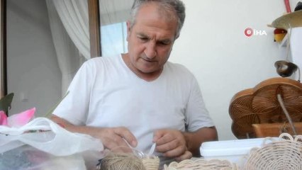 Evinin balkonunu atölyeye çevirdi, ahşabı sanata dönüştürüyor