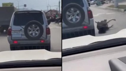 Arabanın camına oturup dans eden kadın caddenin ortasına düştü