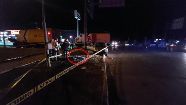 Kamyonla çarpışan araçtaki anne ve 1 yaşındaki kızı öldü, baba yaralandı