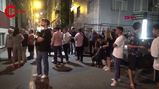 Eşiyle tartışıp, elindeki bıçakla kendini 'balkona' kilitledi