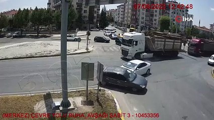 Ölüm kavşağındaki kaza güvenlik kamerasında