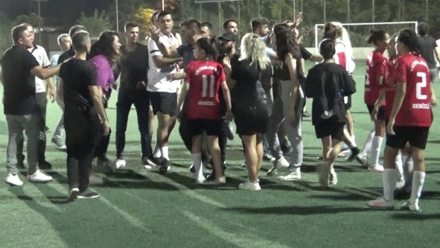 Kadın futbolcular yeşil sahayı ringe çevirdi