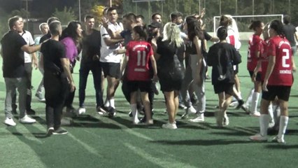 Kadın futbolcular yeşil sahayı ringe çevirdi