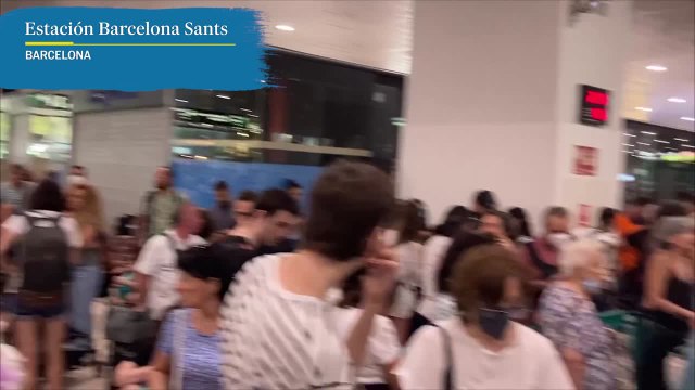 La estación de Barcelona Sants colapsada tras la interrupción de todos los trenes con destino Madrid