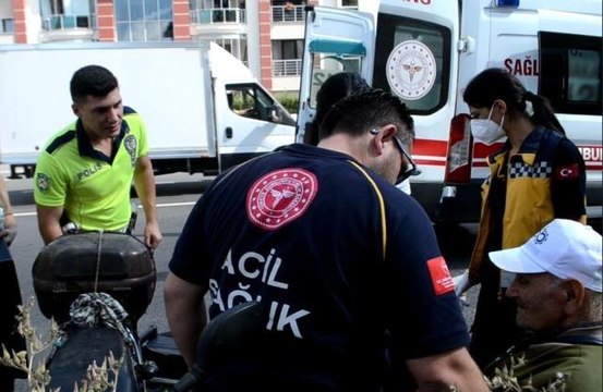Son dakika 3. sayfa: Hastaneye gitmek istemeyen 82 yaşındaki yaralı motosikletliyi, ambulans şoförü ikna etti