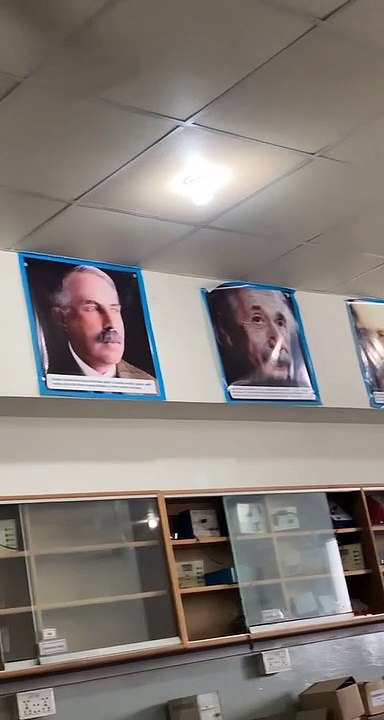 Des portraits de scientifiques célèbres sont af...