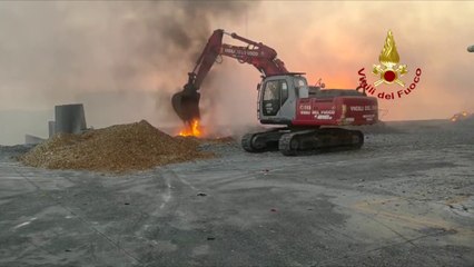 Download Video: Vigili del fuoco al lavoro per incendio azienda rifiuti nel sassarese