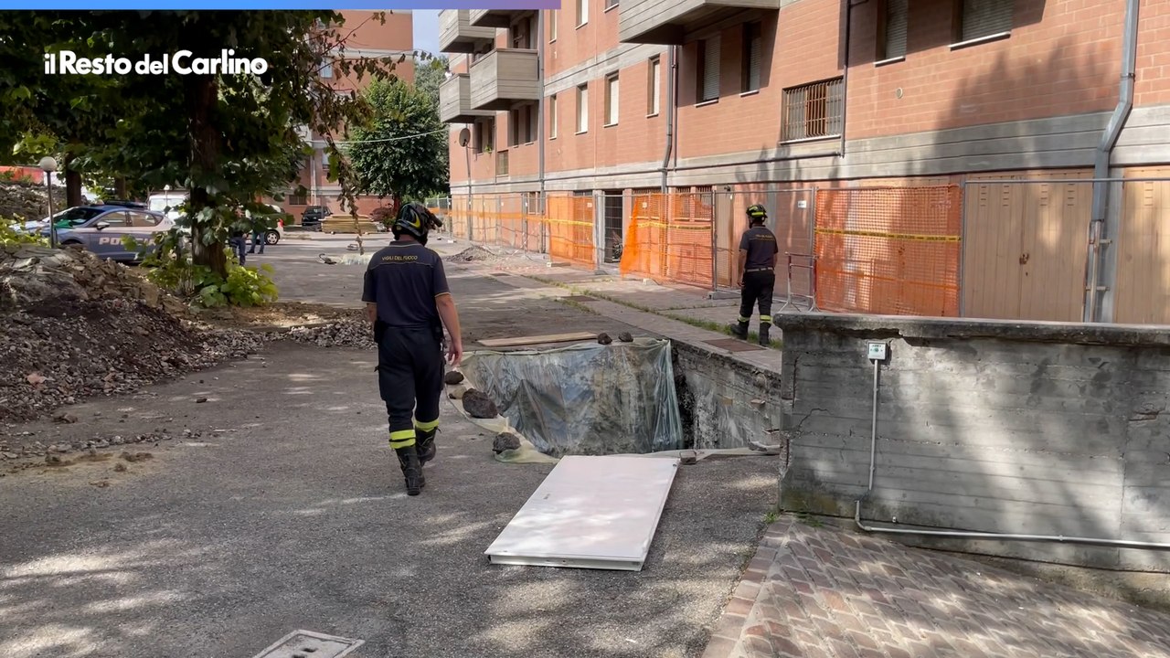Modena, operaio cade in una buca