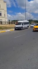 Son dakika haberleri | BAĞCILAR'DA SERVİS MİNİBÜSÜ ALEV ALEV YANDI... YANGININ ÇIKIŞ ANI KAMERADA