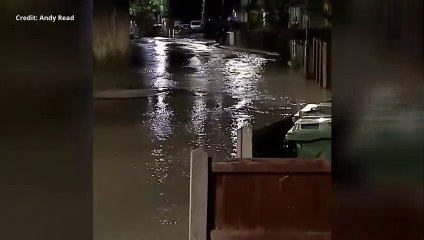 Скачать видео: Footage of the flooding in Dartford after a water main burst