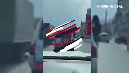 Facia geliyorum dedi: Bir kadın hareket halindeki aracın camında dans ederken yere düştü