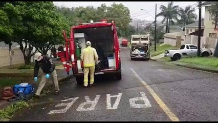 Motociclista fica ferida após se envolver em colisão com caminhão do lixo