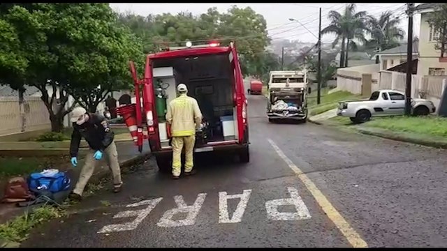 Motociclista fica ferida após se envolver em colisão com caminhão do lixo