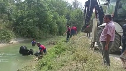 Sulama kanalına düşen inek, kepçe yardımıyla kurtarıldı