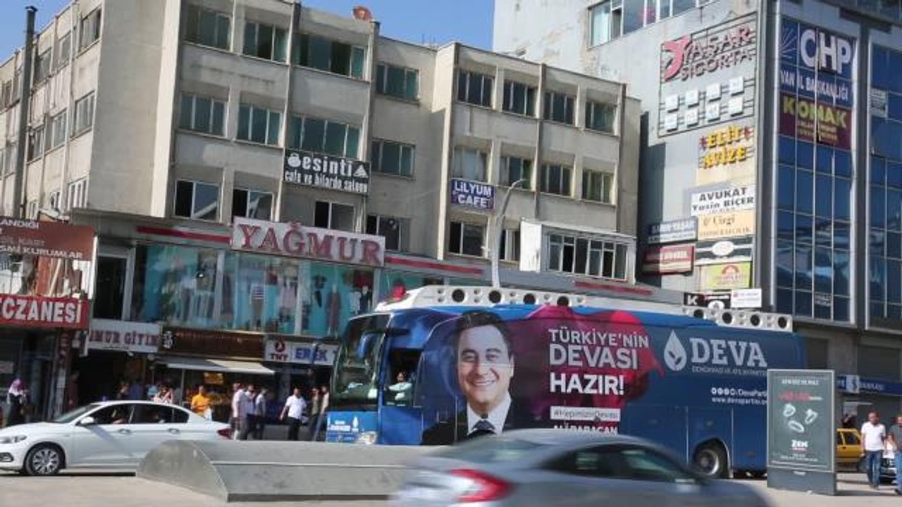 Van haber! Babacan'ın Dinlediği Vanlı Vatandaş: "Çoluk Çocuğumuz Aç, Vallahi Ekmek Götüremiyoruz. Fabrika Yok, İş Yeri Yok"