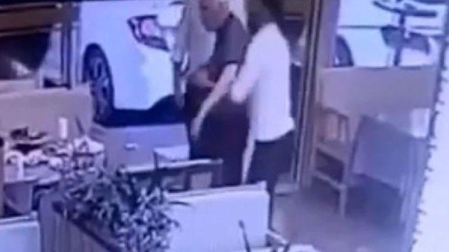 Boğazına yiyecek kaçan müşterisini garson heimlich manevrasıyla kurtardı