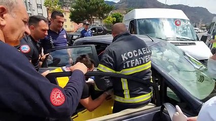 Son dakika haberi... İki aracın çarpıştığı kazada 2 kişi yaralandı