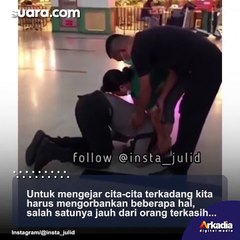 Polisi Cium Kaki Sang Ibu Setelah 4 Tahun Merantau, Warganet: Jadi Mewek