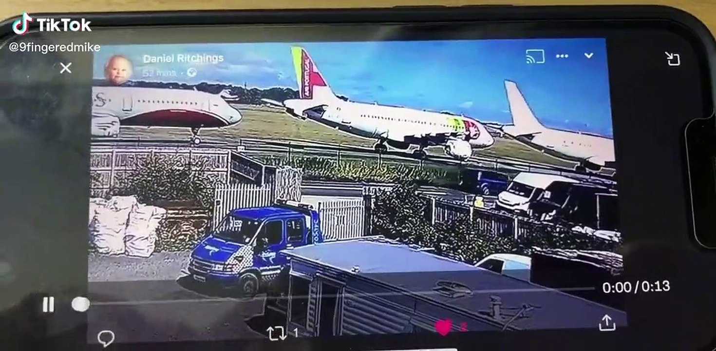Un petit avion rate son atterrissage et passe entre deux avions de ligne sur le tarmac