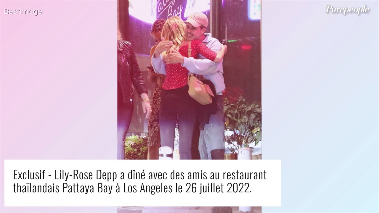 Lily-Rose Depp en robe crochet rose : elle sort du silence et pose avec la "lumière de sa vie"