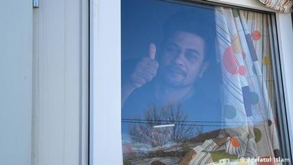 South Asian migrants head to Bosnian camp on way to EU