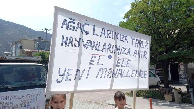 Sular altında kalacak olan ahır ve tarım arazileri için yürüyüş yaptılar