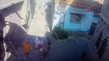 Kadının konuştuğu sırada cep telefonunu alıp kaçan 2 kapkaççı yakalandı