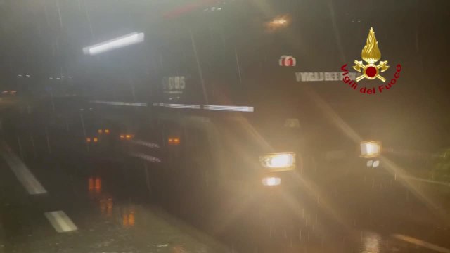 Maltempo al nord, tassista muore schiacciato da albero