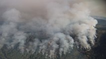 El humo dificulta la actuación de medios aéreos en el incendio de Santa Cruz del Valle (Ávila)