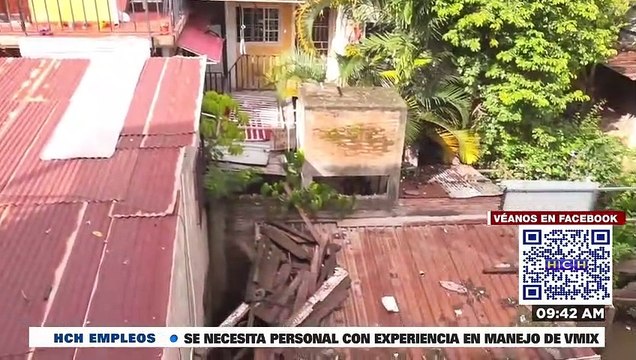 ¡Puercada! Inundadas de aguas negras permanecen casas en la capitalina col. Aurora