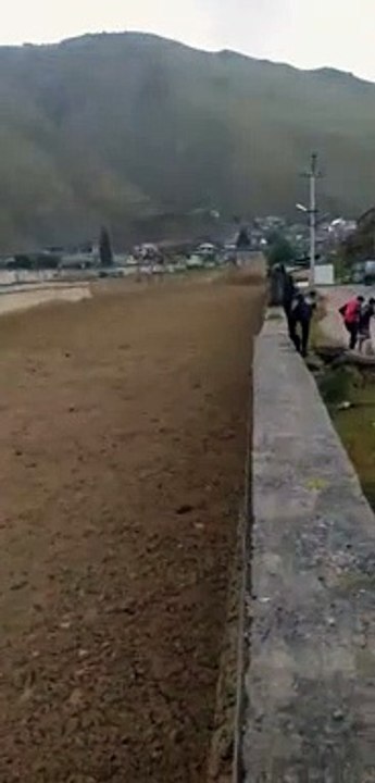 Et au milieu coule... une rivière de boue et de cailloux