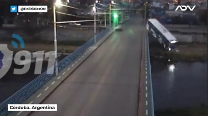Colectivo con pasajeros cae desde puente tras ser chocado en Argentina