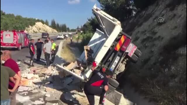 Son dakika haberi... İki kamyonetin çarpıştığı kazada 4 kişi yaralandı