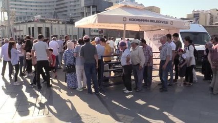 Başkan Çolakbayrakdar aşure dağıttı