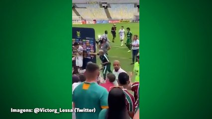 Tải video: Felipe Melo é flagrado discutindo com torcedores do Fluminense no intervalo de jogo