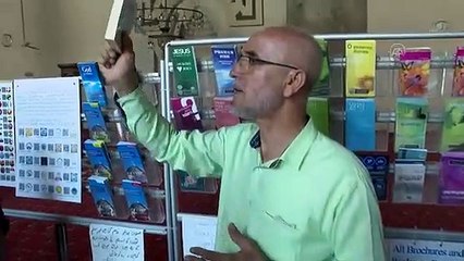 Şehit babası turistleri 20 farklı dilde İslam'a böyle davet ediyor! Dağıttığı Kur'an sayısı 26 bine ulaştı, Müslüman olanlar var