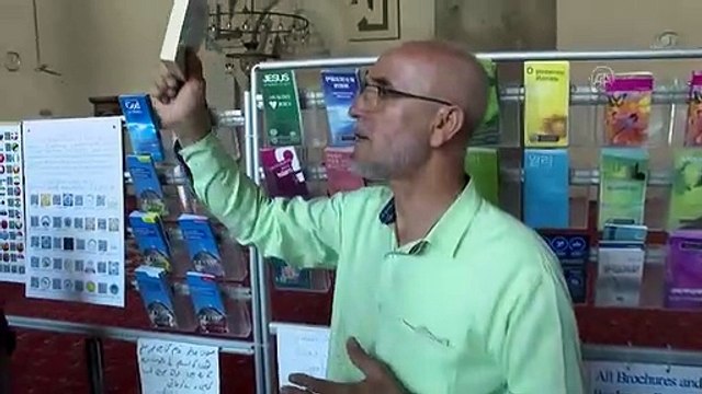 Şehit babası turistleri 20 farklı dilde İslam'a böyle davet ediyor! Dağıttığı Kur'an sayısı 26 bine ulaştı, Müslüman olanlar var