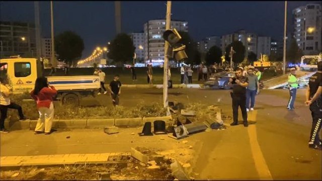 Kastamonu gündem haberi... DİYARBAKIR'DA OTOMOBİL İLE HAFİF TİCARİ ARAÇ ÇARPIŞTI: 10 YARALI