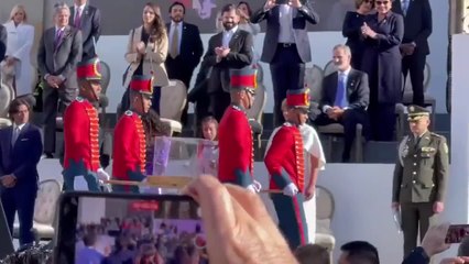 El momento en el que el Rey se queda sentado ante la espada de Bolívar