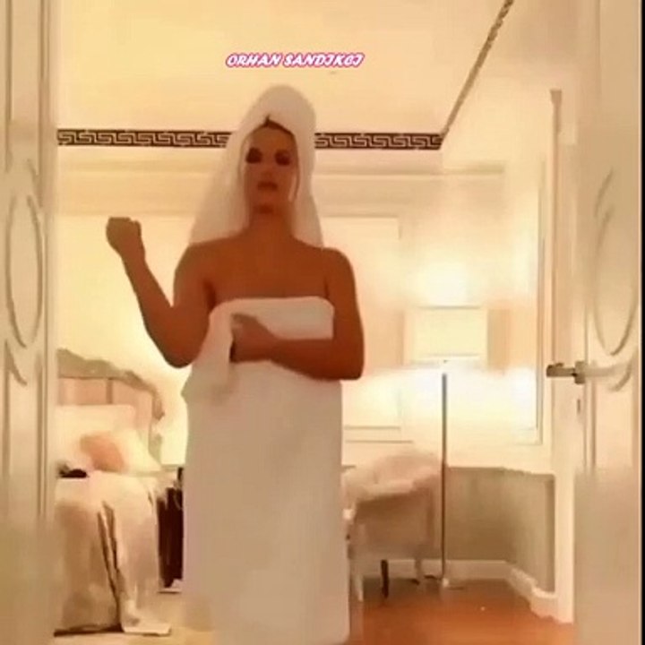 Banyodan çıkıp üzerindeki havlusunu açan çıplak kadın