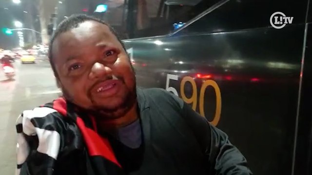 Torcedor do Flamengo passa na porta do hotel do Corinthians para provocar e clima esquenta