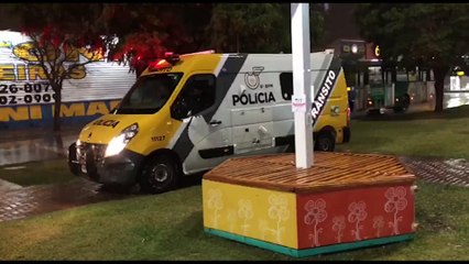 Após bater em boca-de-lobo, veículo quebra no meio da rua; PM foi mobilizada para sinalizar a via