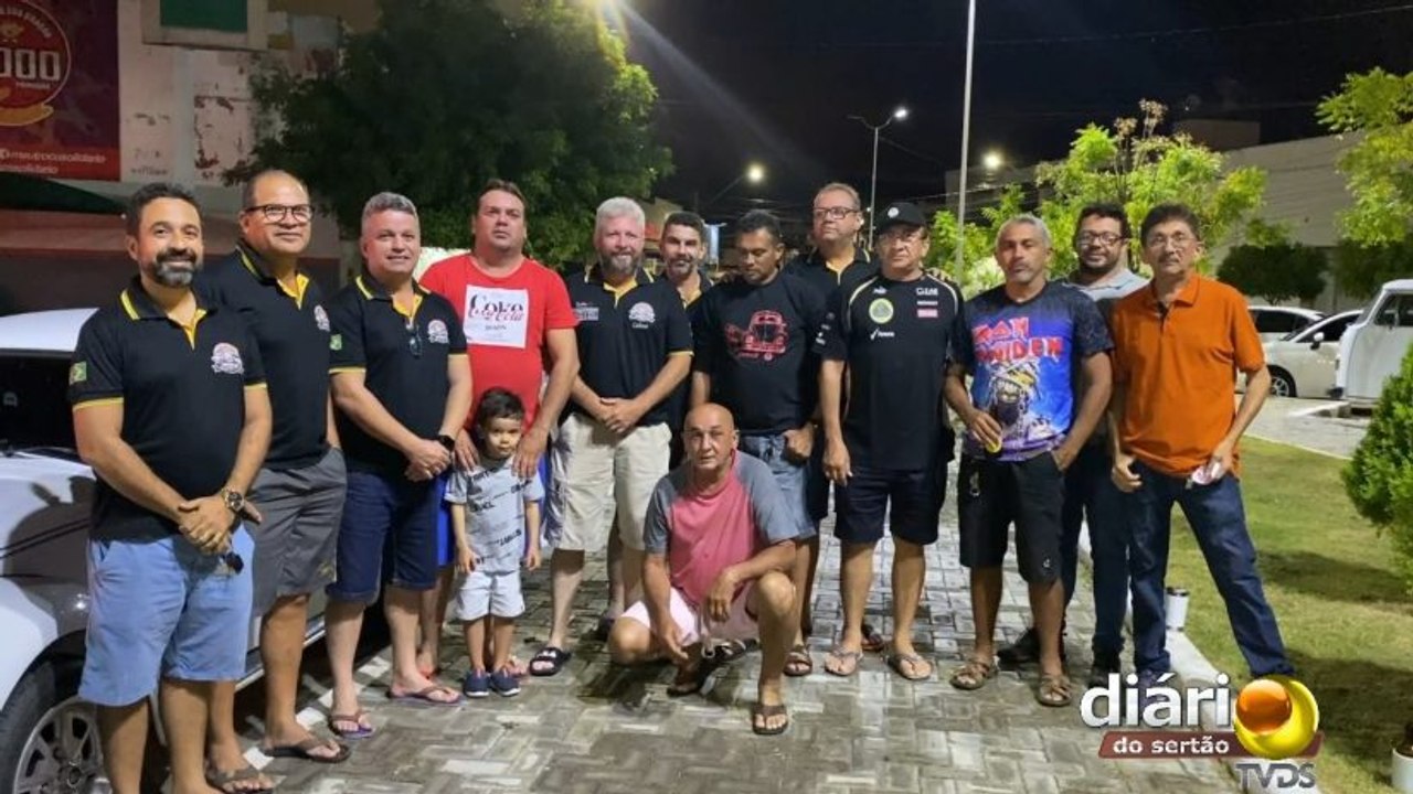 Amantes do Fusca e de outros carros antigos realizam exposição pública em Cajazeiras